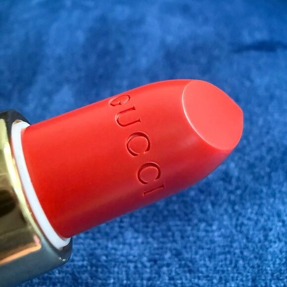 GUCCI ROUGE À LÈVRES VOILE – GOLDIE RED 25 | VINTAGE FLORAL - Picture 4 of 17